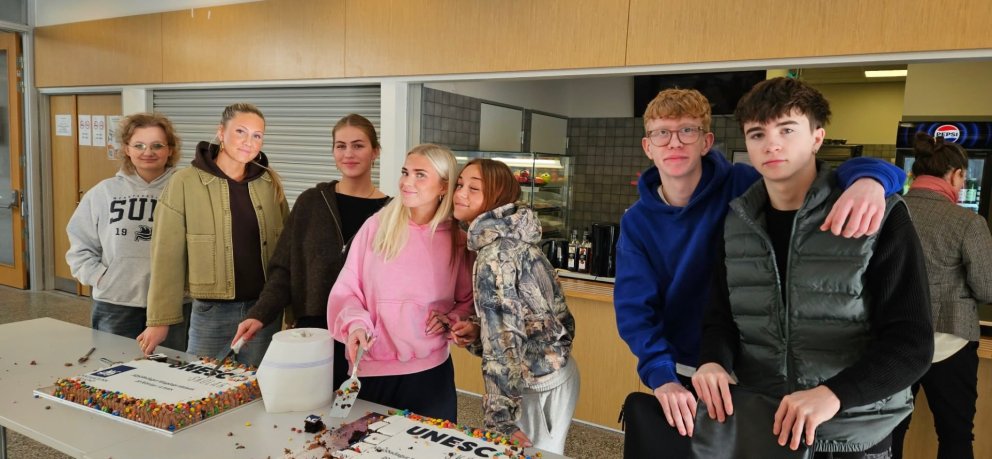 Nemendur í Grænfánaáfanga skipulögðu daginn og buðu upp á köku.