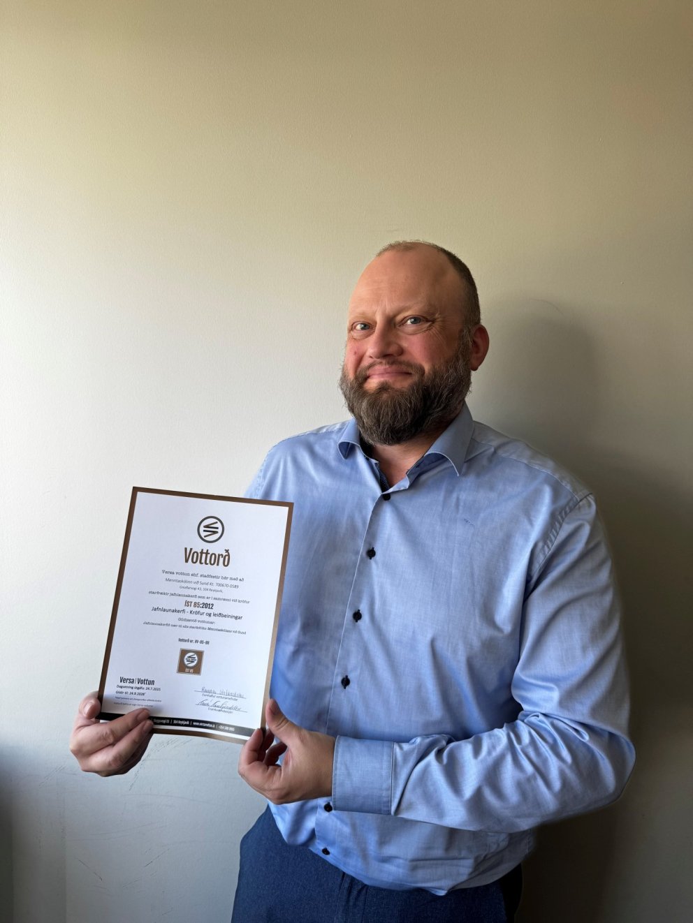 Leifur Ingi gæðastjóri með vottorðið frá Versa vottun