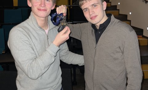 Ketill Guðlaugur Ágústsson, nýkjörinn ármaður, tekur við lyklavöldunum úr höndum Olivers Einars Nord…