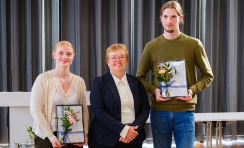 Sólný Helga og Enok ásamt Silju Báru Ómarsdóttur rektor HÍ