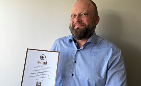 Leifur Ingi gæðastjóri með vottorðið frá Versa vottun